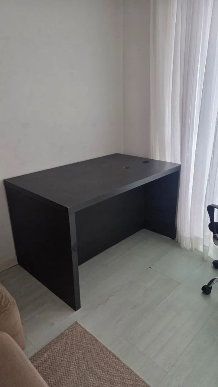Sofã de dois lugares com Puff, mesa de escritório e 3 banquetas - Foto 4