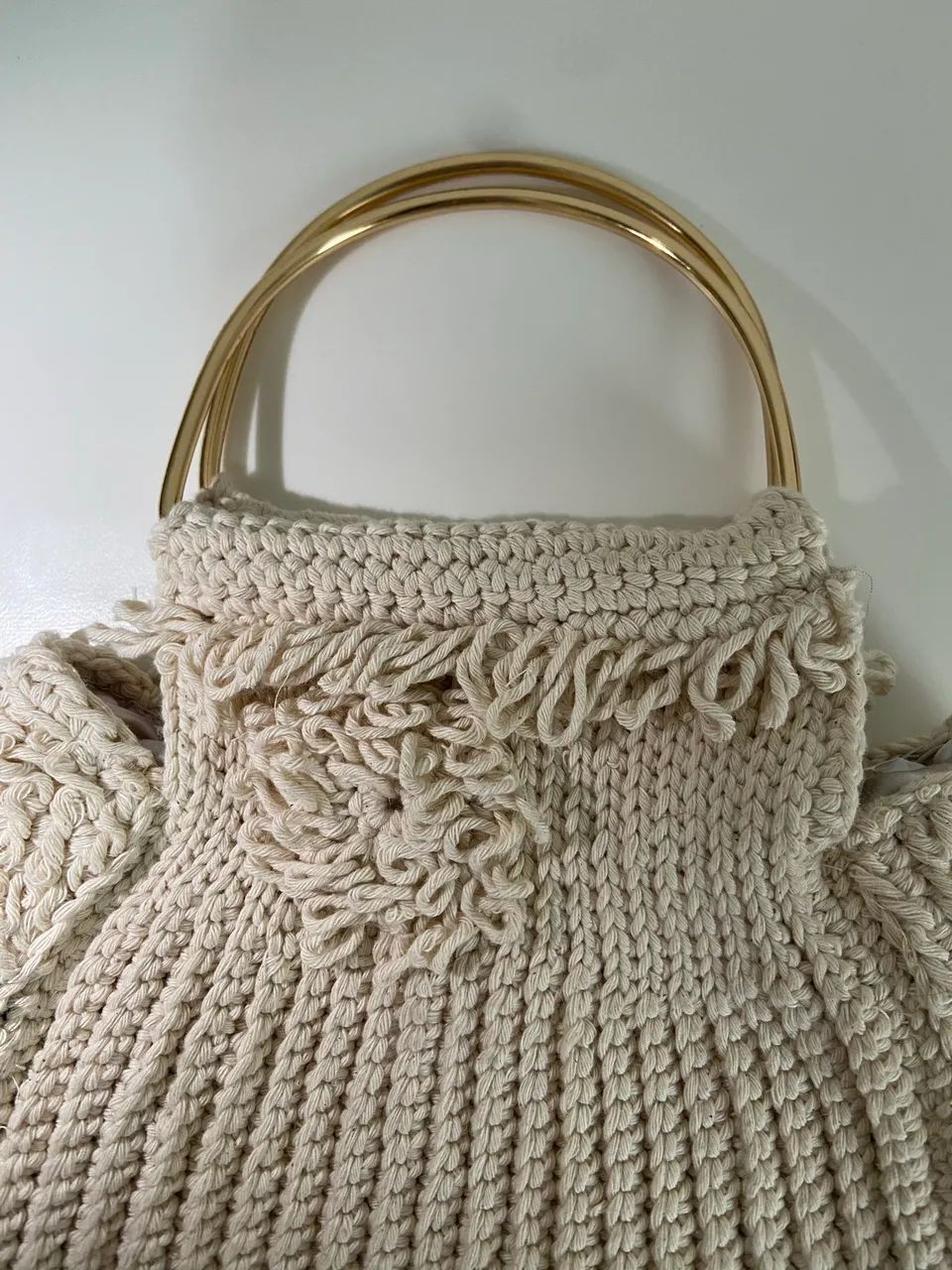 Bolsa de Crochê Artesanal Off-White com Alça Dourada e Aplique Floral - Foto 5