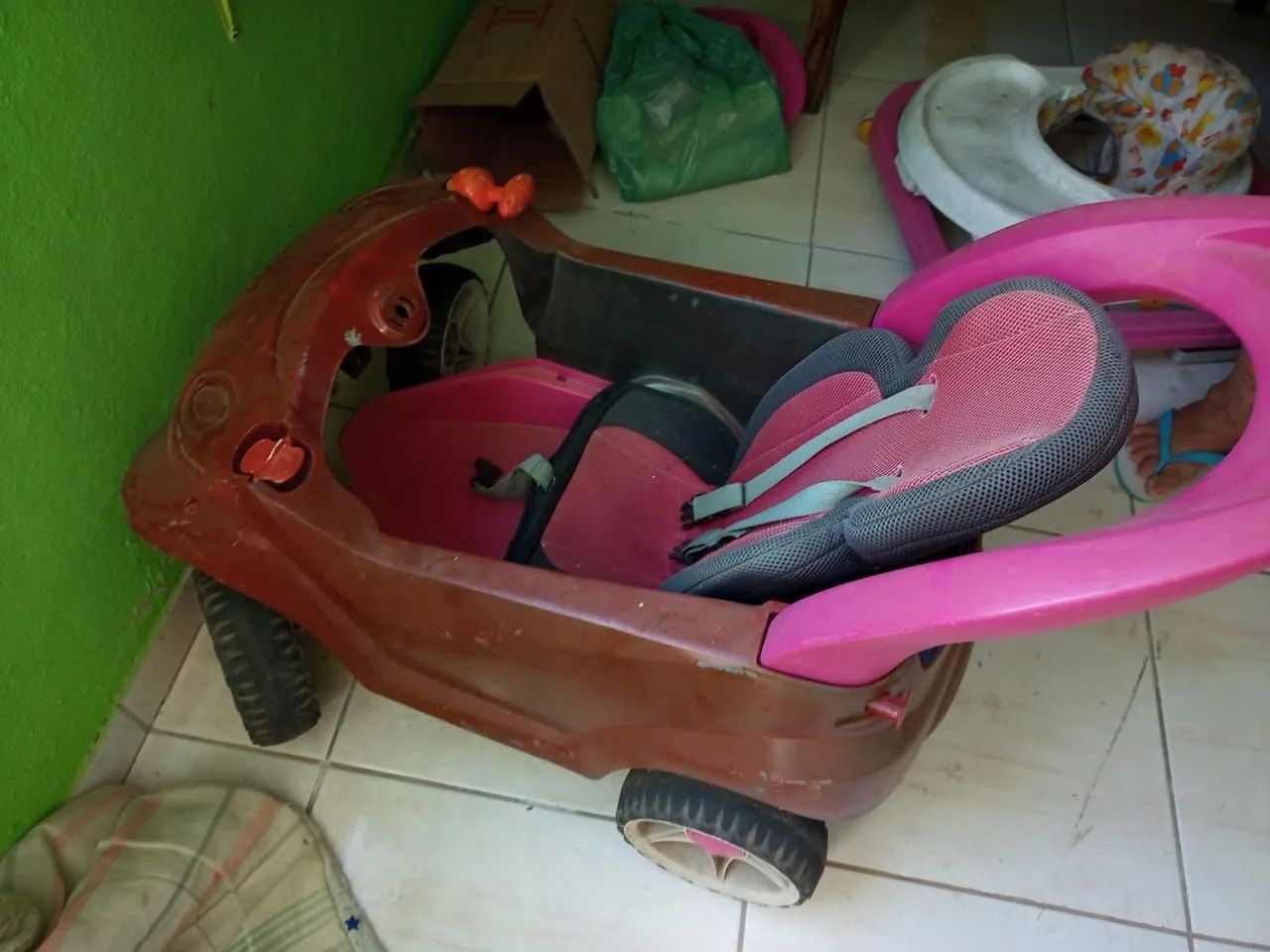 Carrinho de passeio vermelho com rosa - Foto 2
