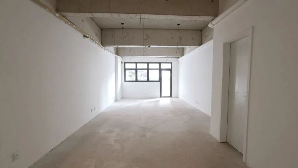 Sala comercial de 44,82 m² com banheiro, varanda e vagas rotativas no Edifício Quadria  Ja