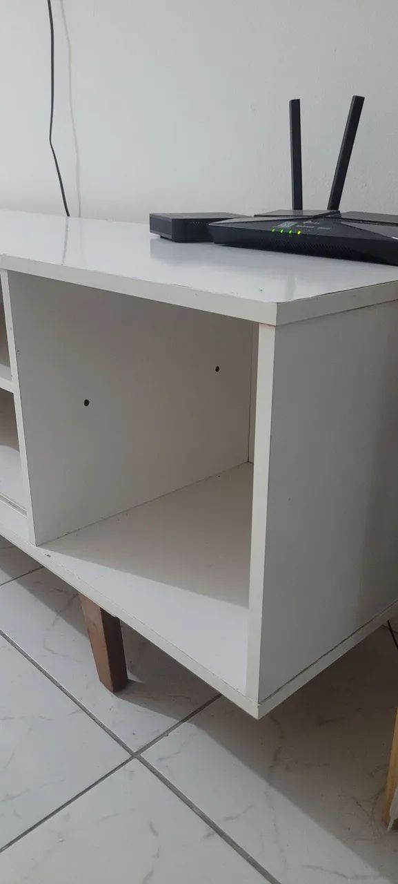 Rack Retrô Branco com Pés Palito em Madeira (Ótimo Estado)