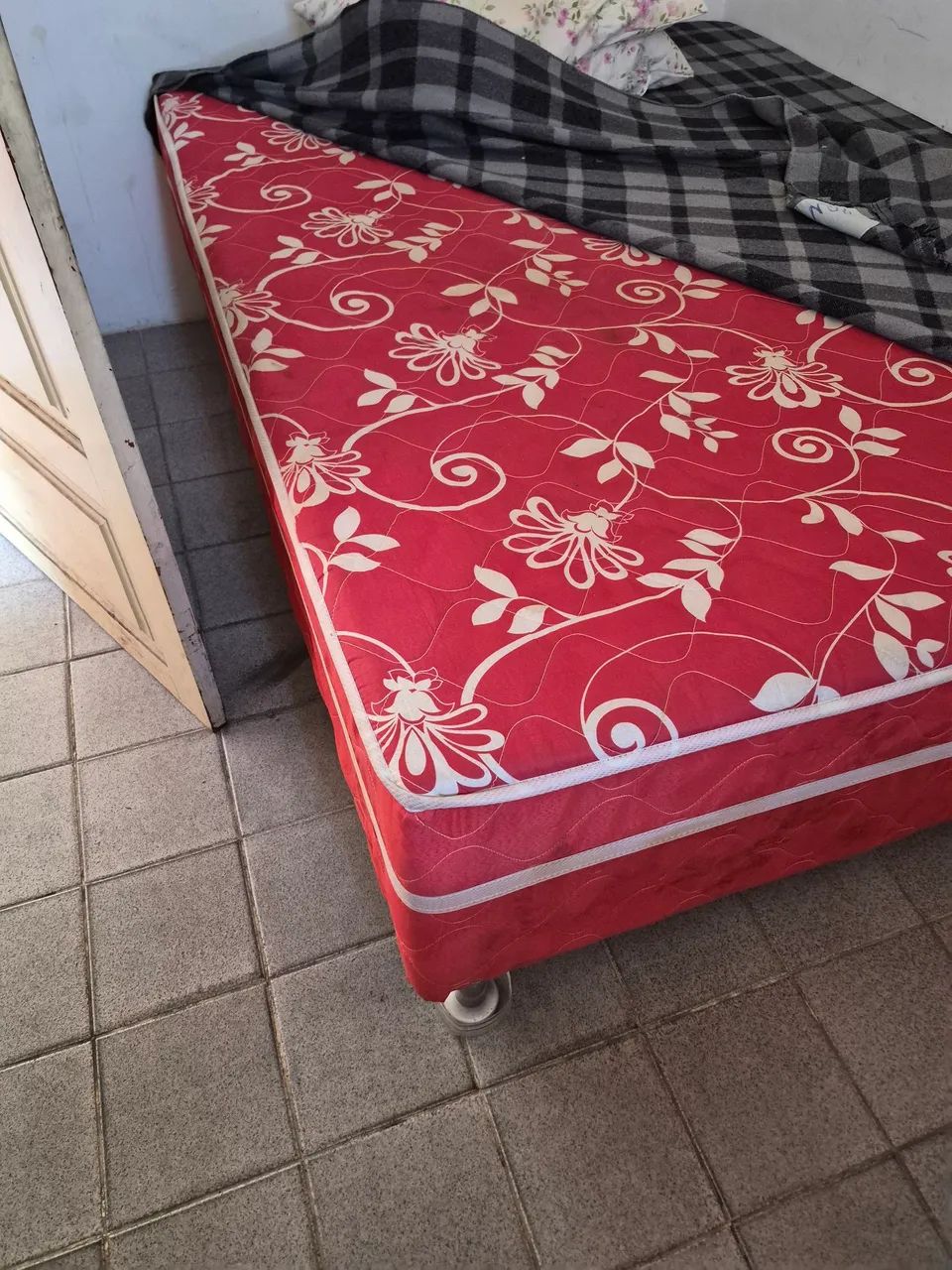Excelente cama de casal