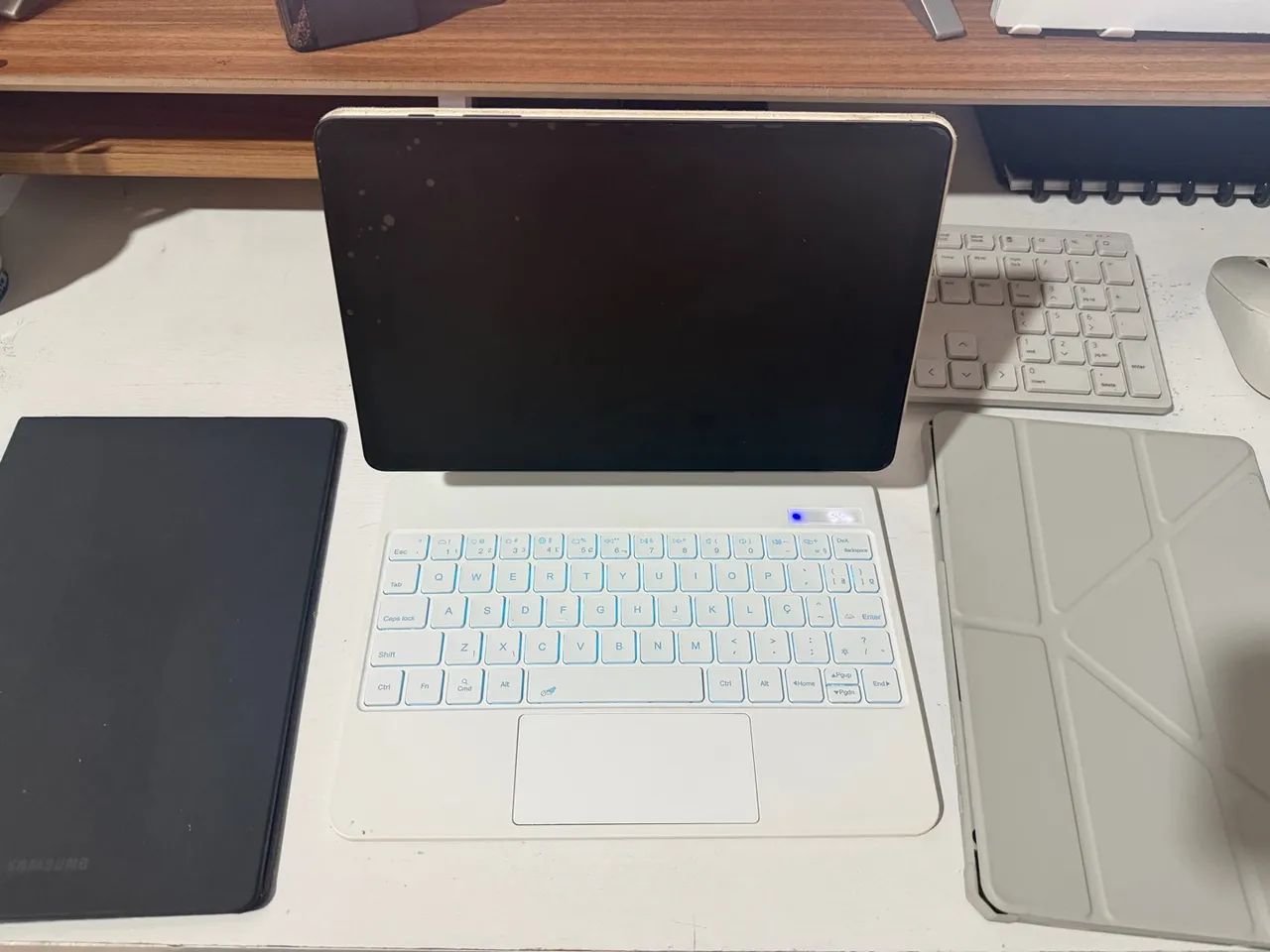 Galaxy Tab S6 Lite 128GB + Capa com Teclado Bluetooth + 2 capas + película