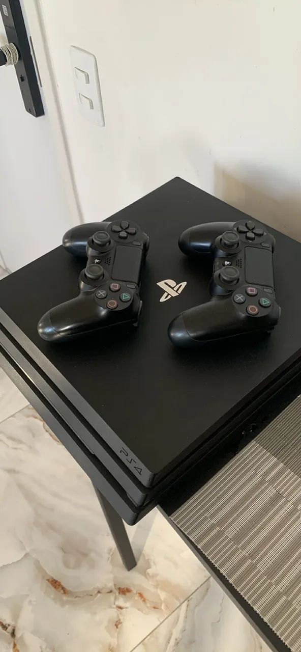 Ps4 pro com 2 controles 