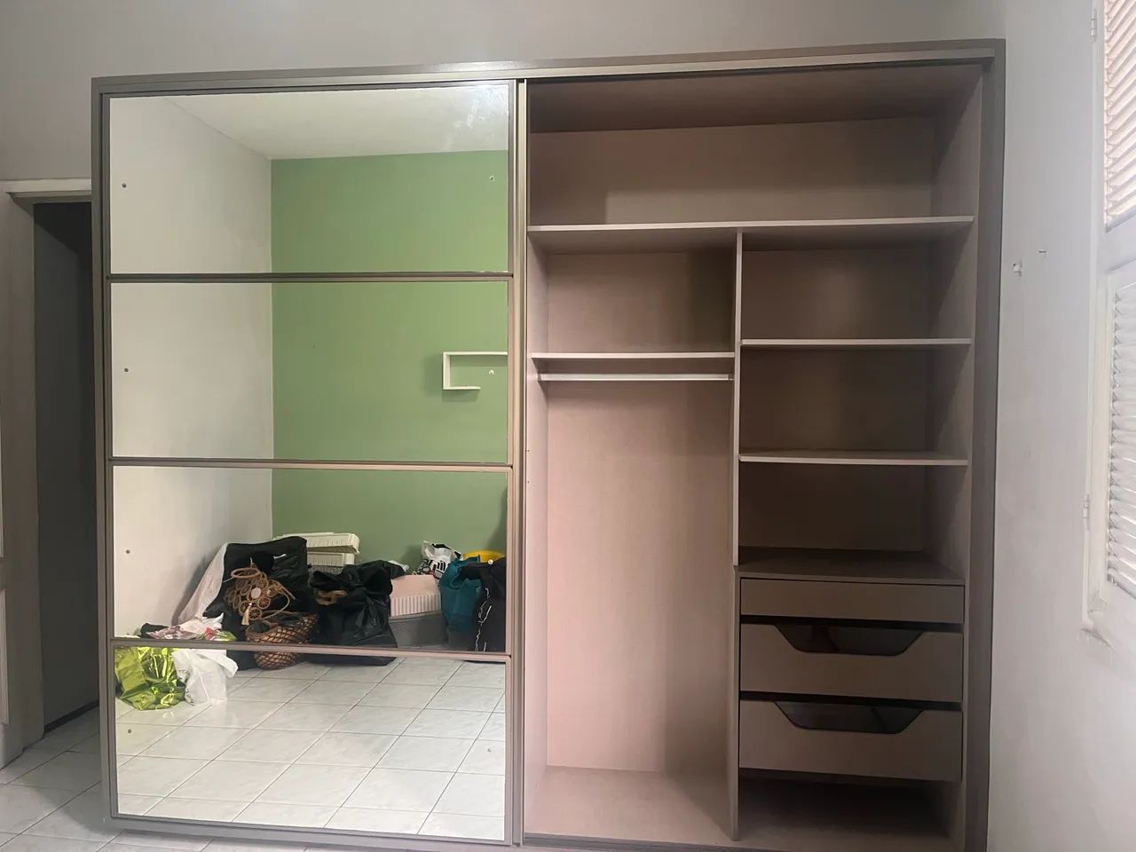 BAIXOU O PREÇO!!! Vamos aproveitar!! Elegante guarda roupa de casal. Todo em MDF! - Foto 2