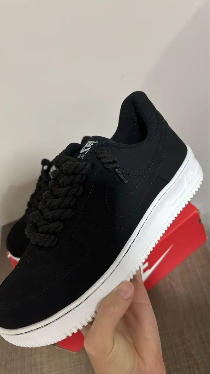 Nike Air Force 1 Preto com cadarço trançado  - Foto 3