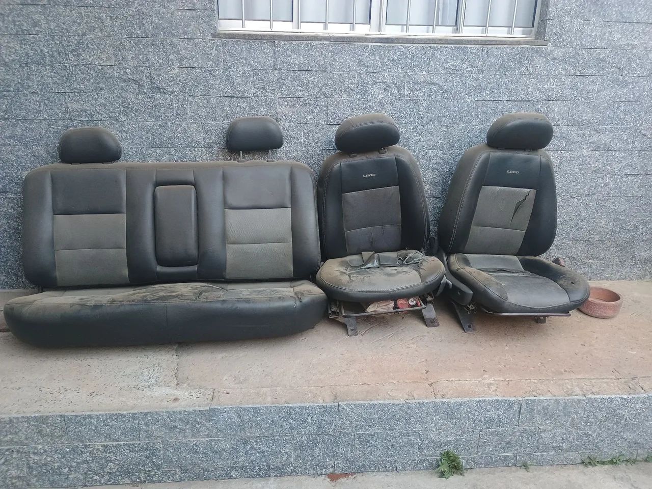 BANCOS EM COURO L200 PRA REFORMA  - Foto 2