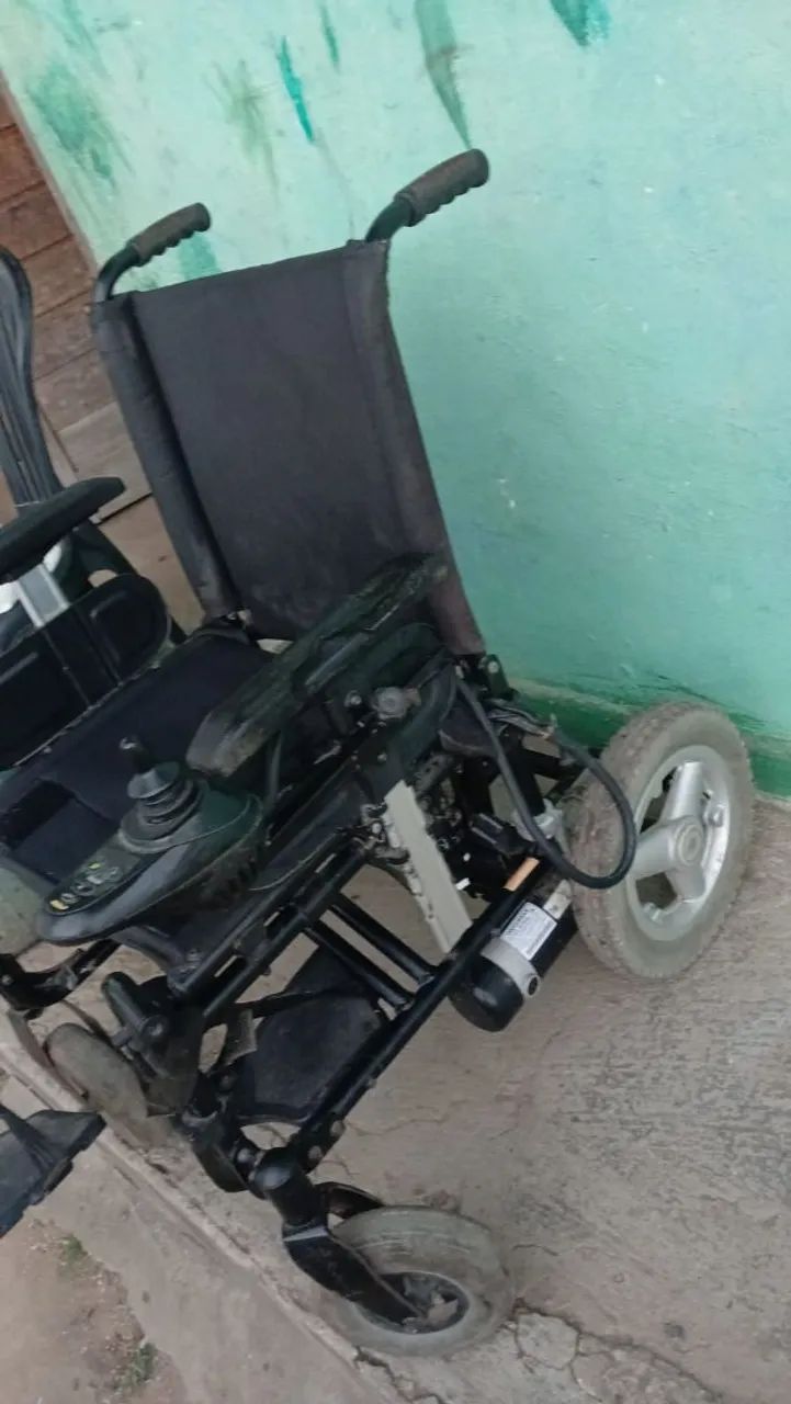 Cadeira de rodas eletrônica falta a penas a bateria funciona perfeitamente  - Foto 3