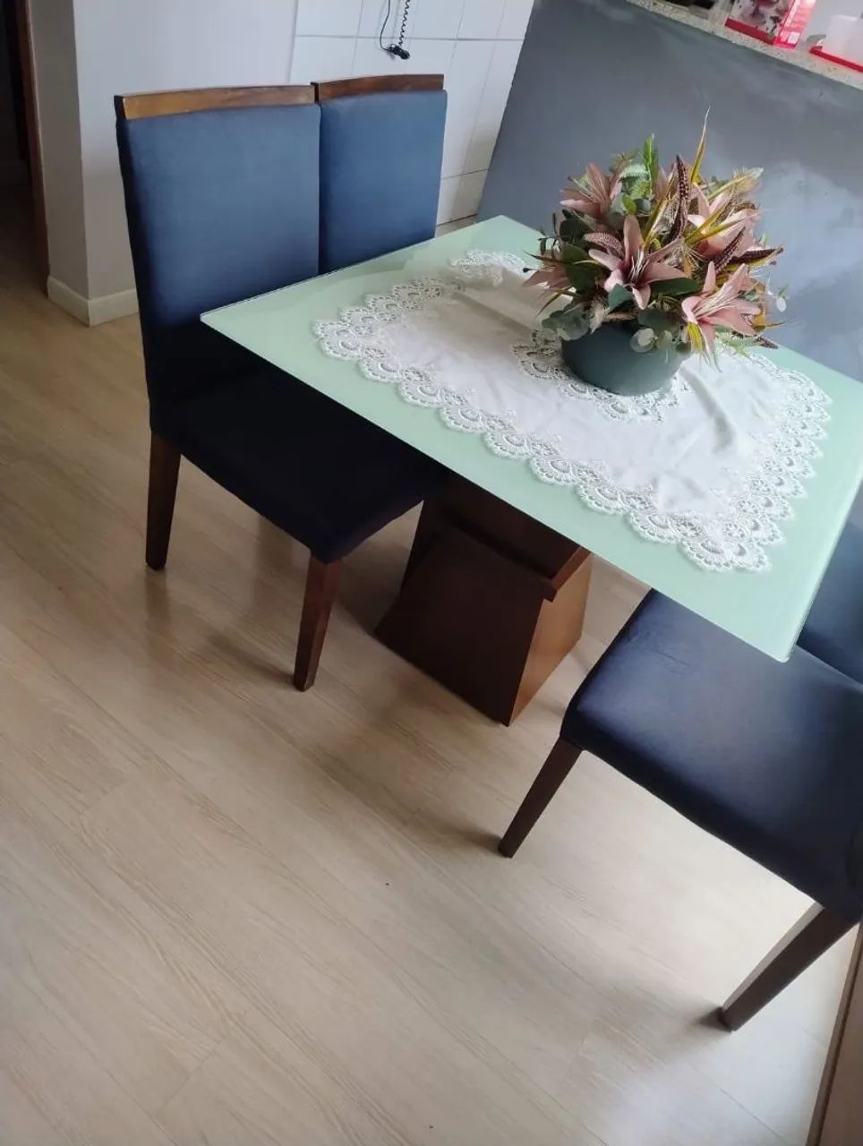 Mesa com 4 cadeiras estofadas em madeira - Foto 3