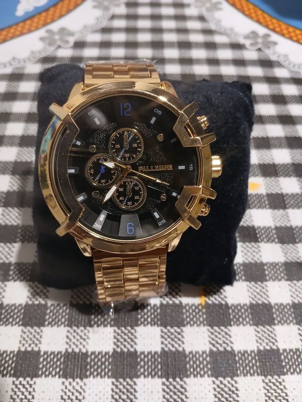 Vendo relógios pallyjane dourado com fundo preto.  - Foto 3