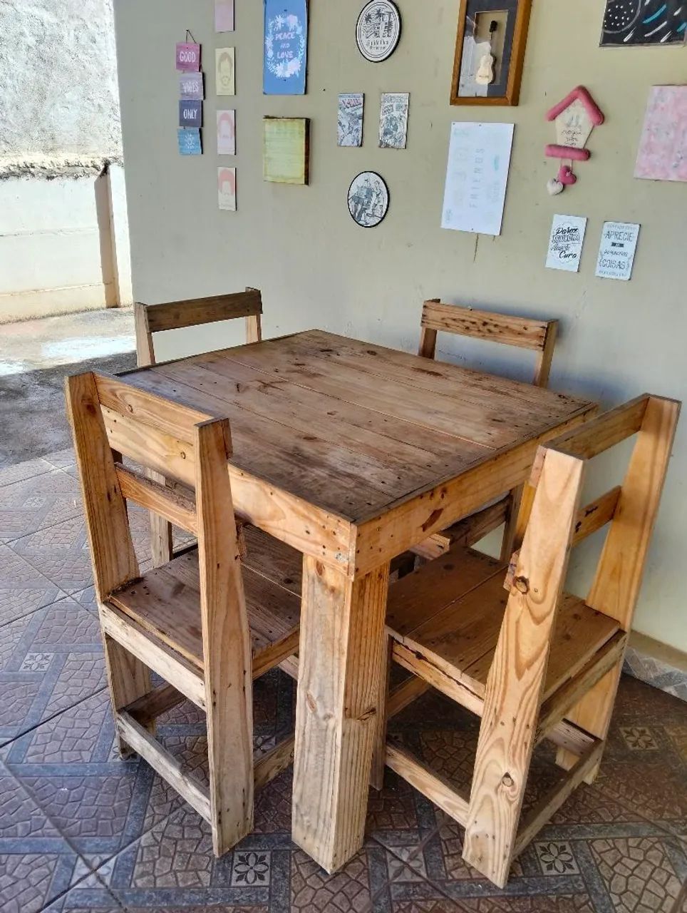 MESA PALLET COM 4 CADEIRAS 