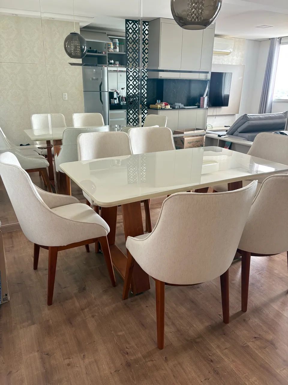 Mesa para 6 lugares com cadeiras