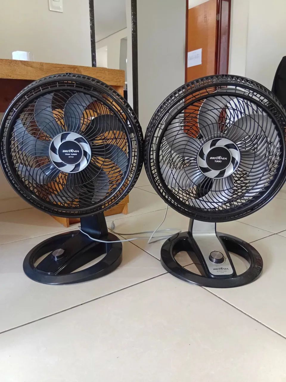 2 ventiladores Britânia Turbo.