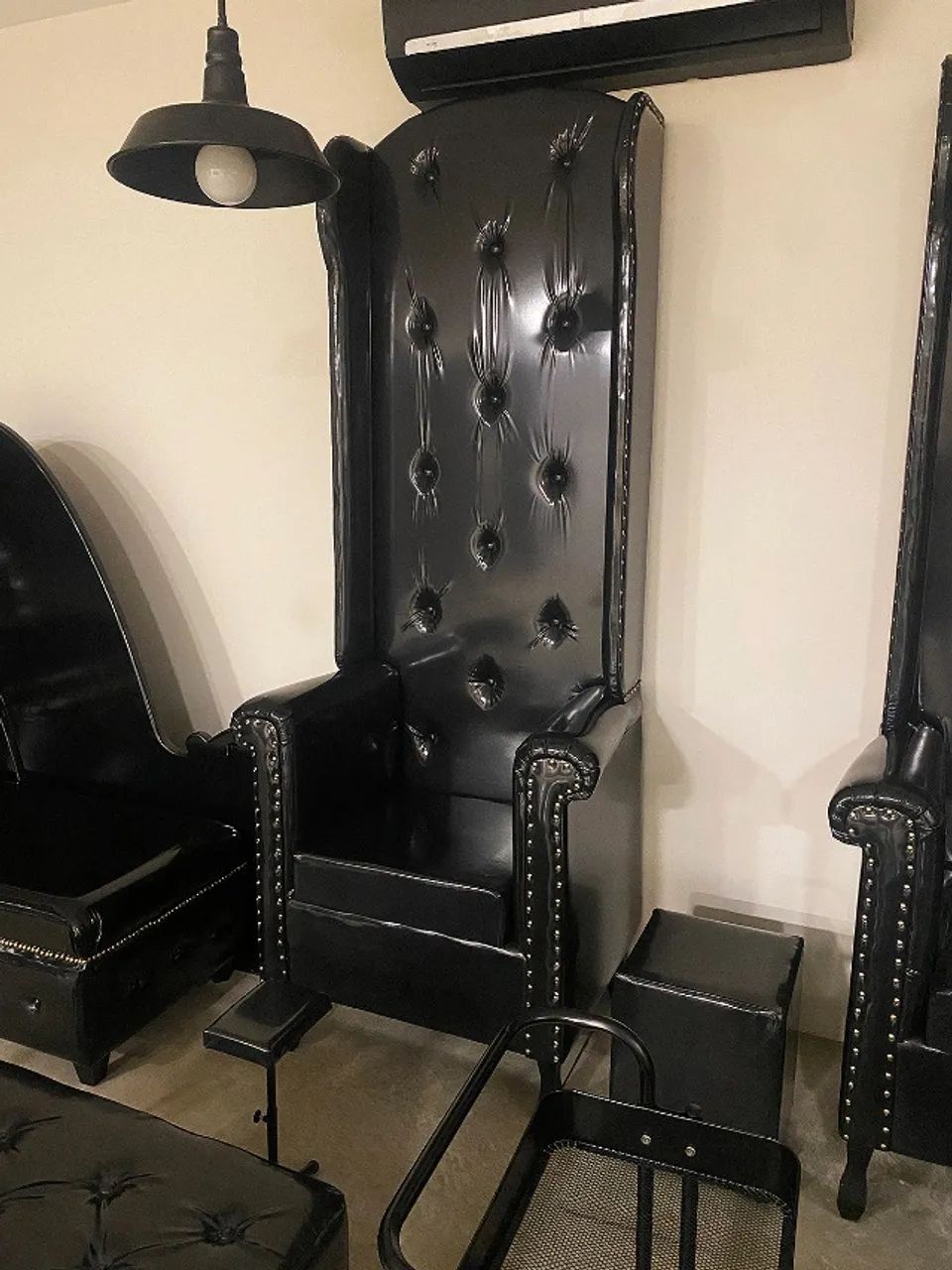 Poltrona Rainha Personalizada em Couro com 2,30m de Altura