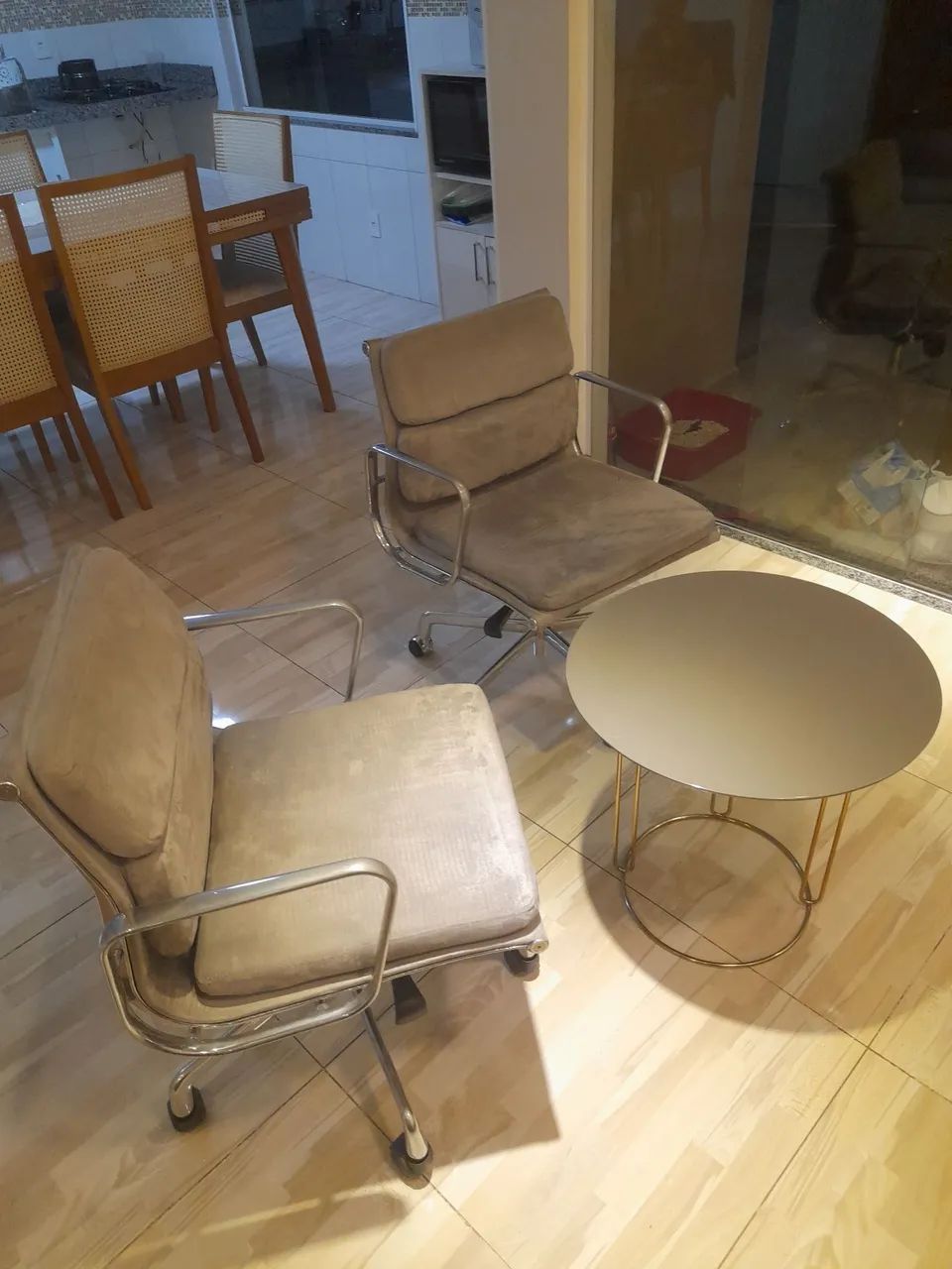 Cadeira giratória na cor cinza com mesa redonda  - Foto 3