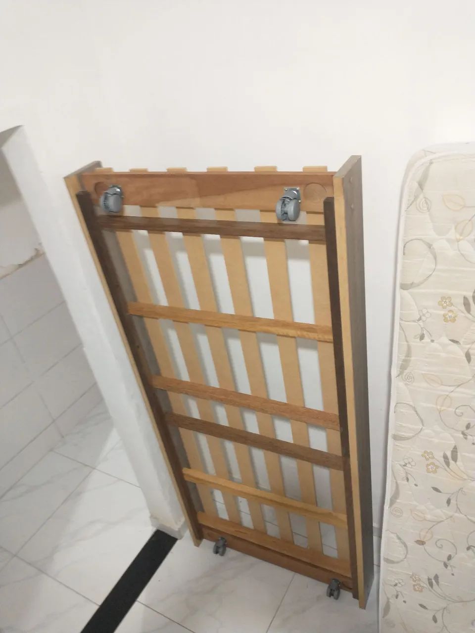 Cama com rodinhas e colchão 64962683339906121