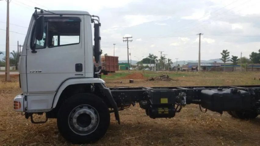 Mb Atron 1719 4x2 Chassi ano 2014 - Foto 5