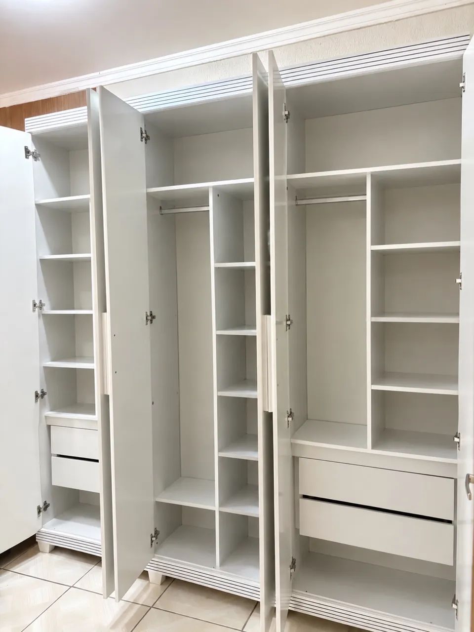 VENDE-SE GUARDA-ROUPA 