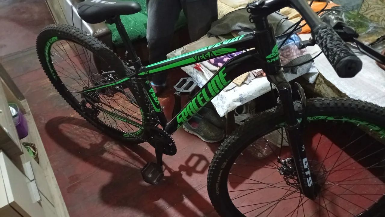 Pelotas!!BICICLETA MTB ARO 26 - PRETA E VERDE - FREIO A DISCO
