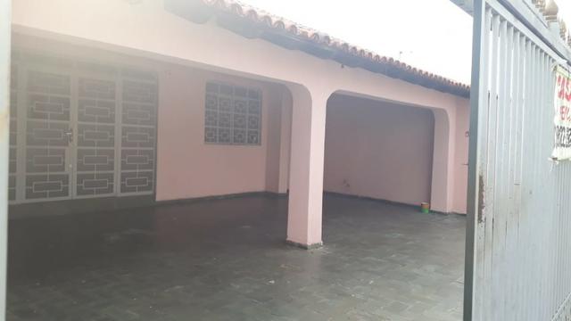QNJ. Taguatinga Norte. casa de 3 quartos com amplo quintal. Quitada
