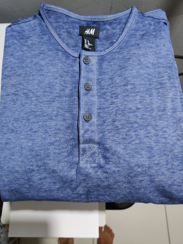 Camisas importadas semi-novas ( HOLISTER, H&M e Under Armor) - Foto 3
