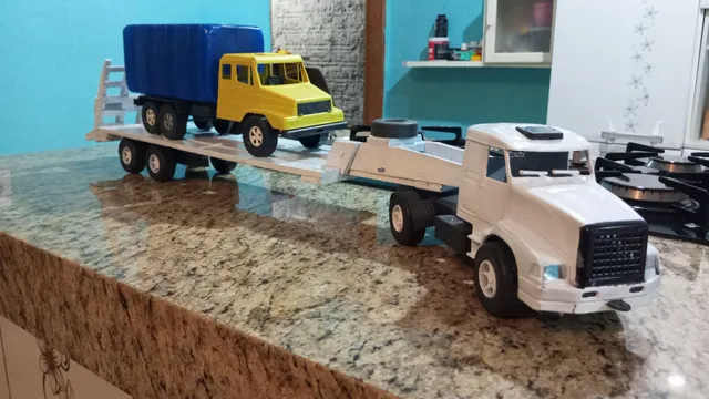 Kit caminhão de brinquedo baú carreta + tora madeira usual brinquedos