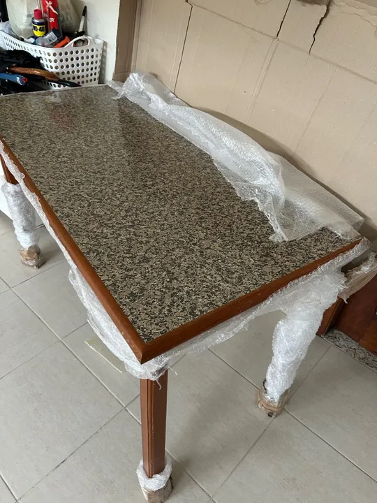 Mesa em madeira envernizada, tampo em fórmica.