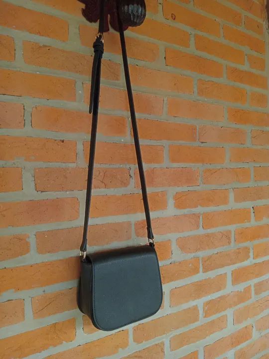 bolsa transversal preta meia lua - Foto 3