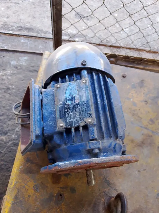 Vendo um motor trifásico 0.75 cv