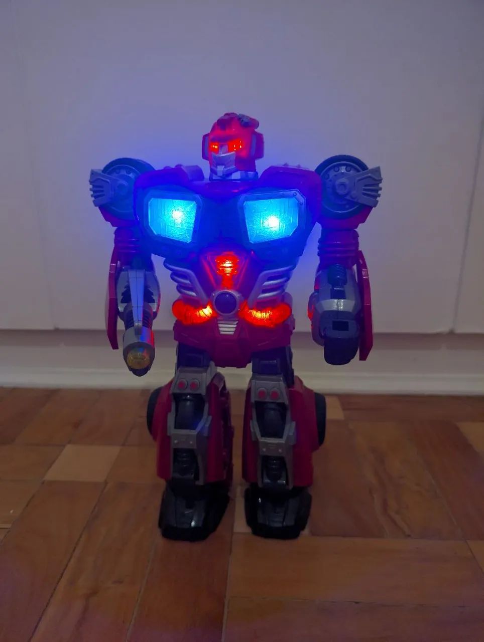 Robô Transformer com Luzes e Efeitos Sonoros