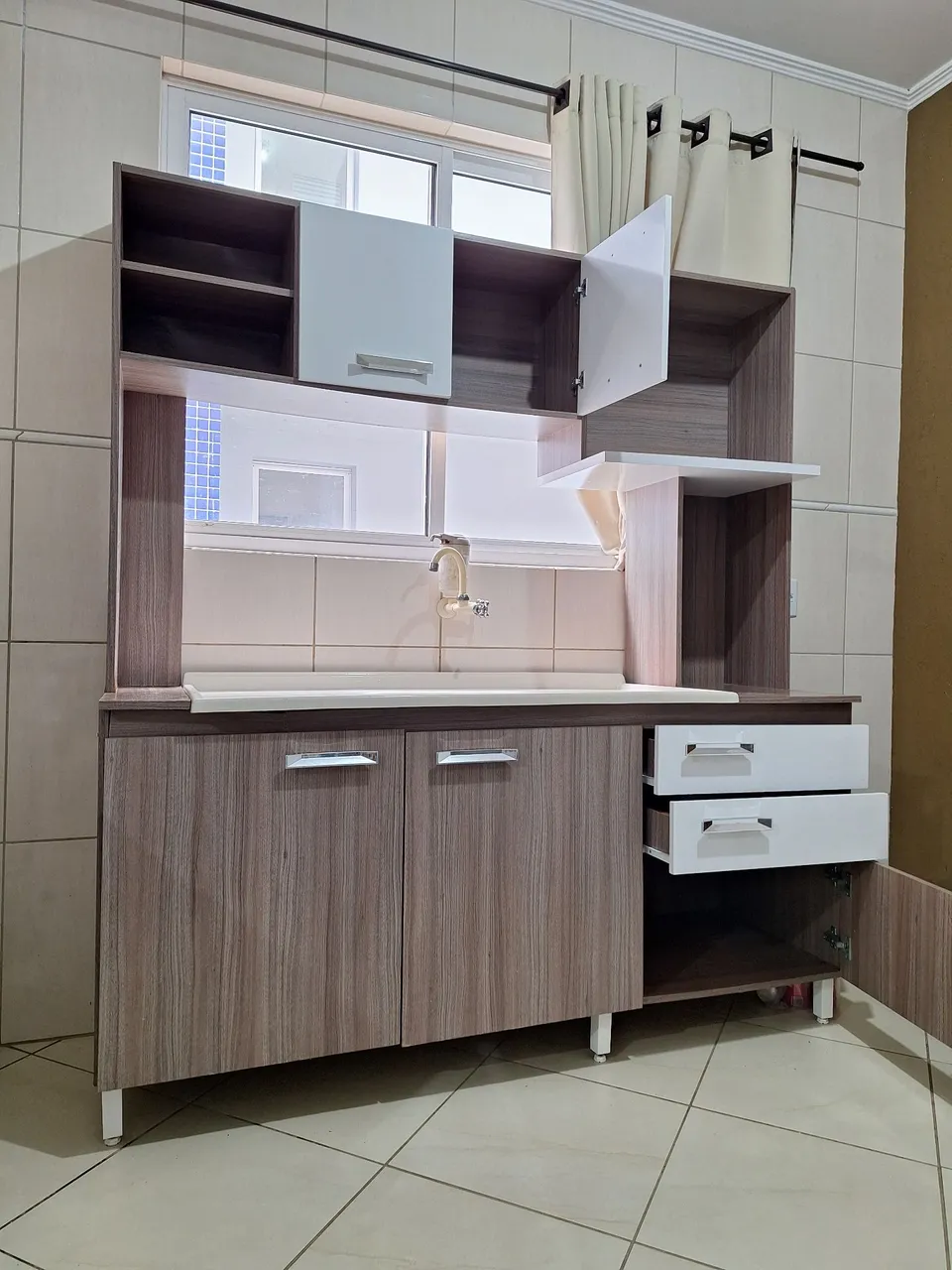 Armário de cozinha compacta.