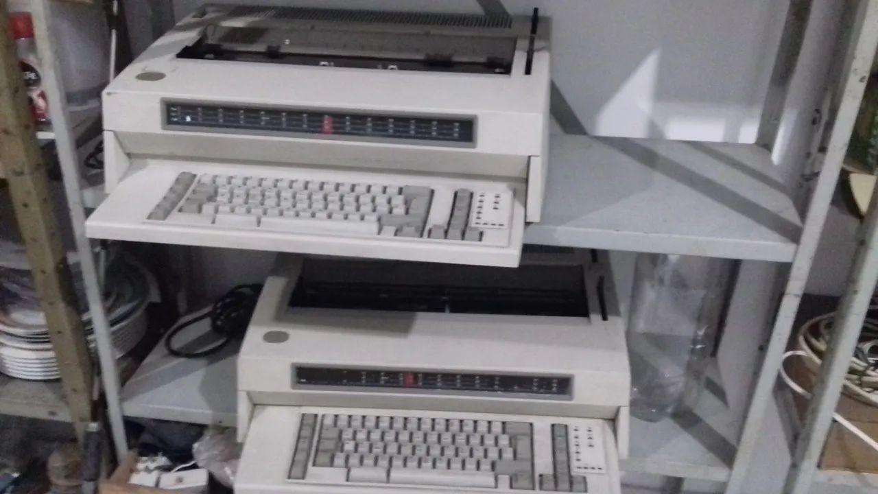 Máquina de escrever IBM64617795477762123