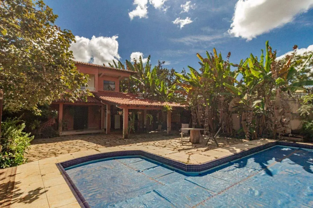 Casa com área de lazer e área verde exuberante em condomínio fechado!