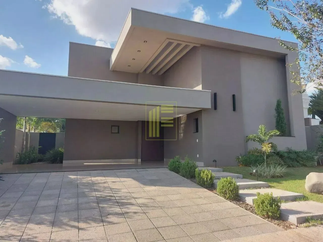 Casa para alugar e venda possui 267 metros quadrados com 4 quartos