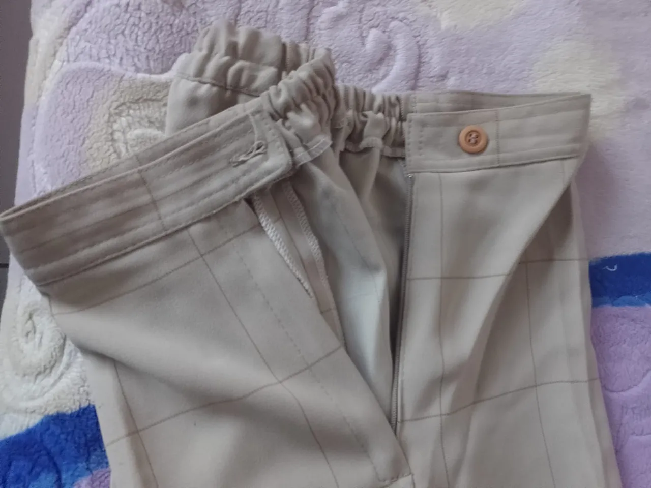 Calça bege com detalhes em xadrez - Elegância e Conforto