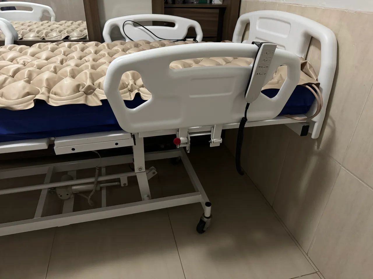 Cama Hospitalar Motorizada + colchão pneumático  - Foto 3