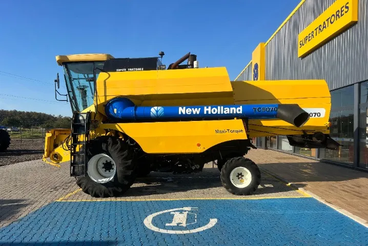 Colheitadeira New Holland TC5070