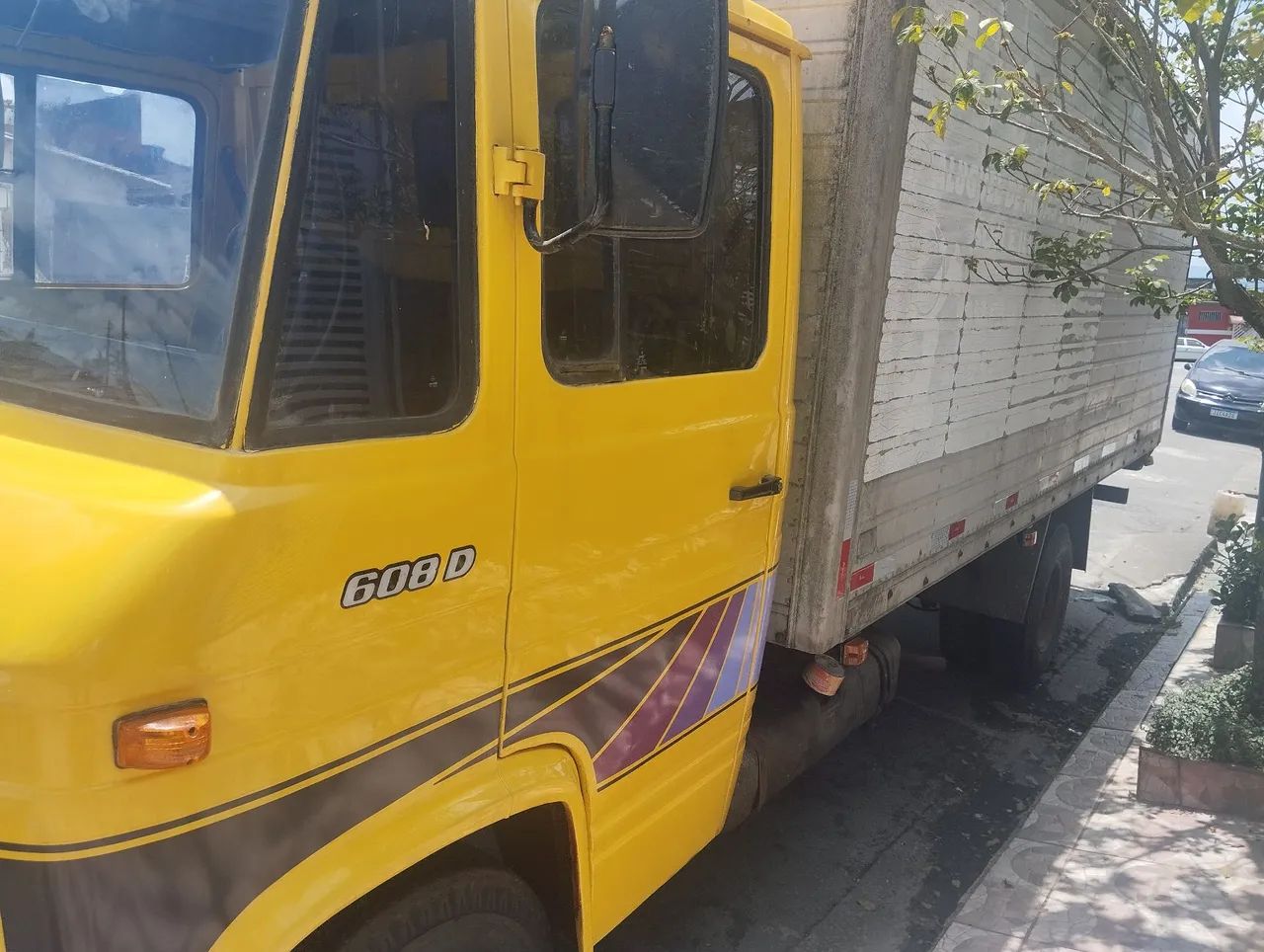 Vende se Caminhão Baú 608 ano 85/86 - Foto 2