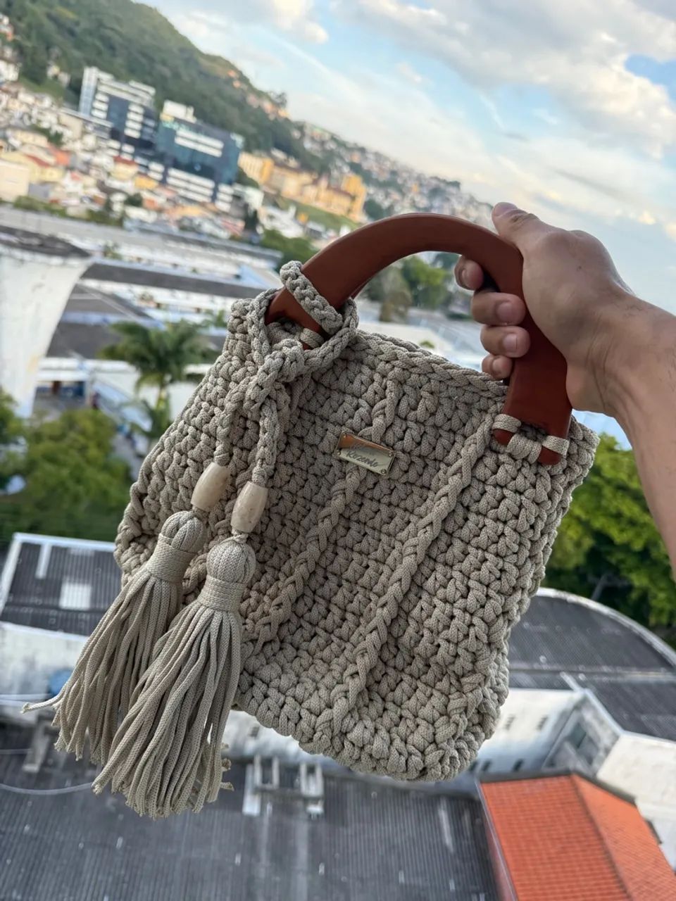 Bolsa de Mão Artesanal com Detalhes em Madeira - Foto 3