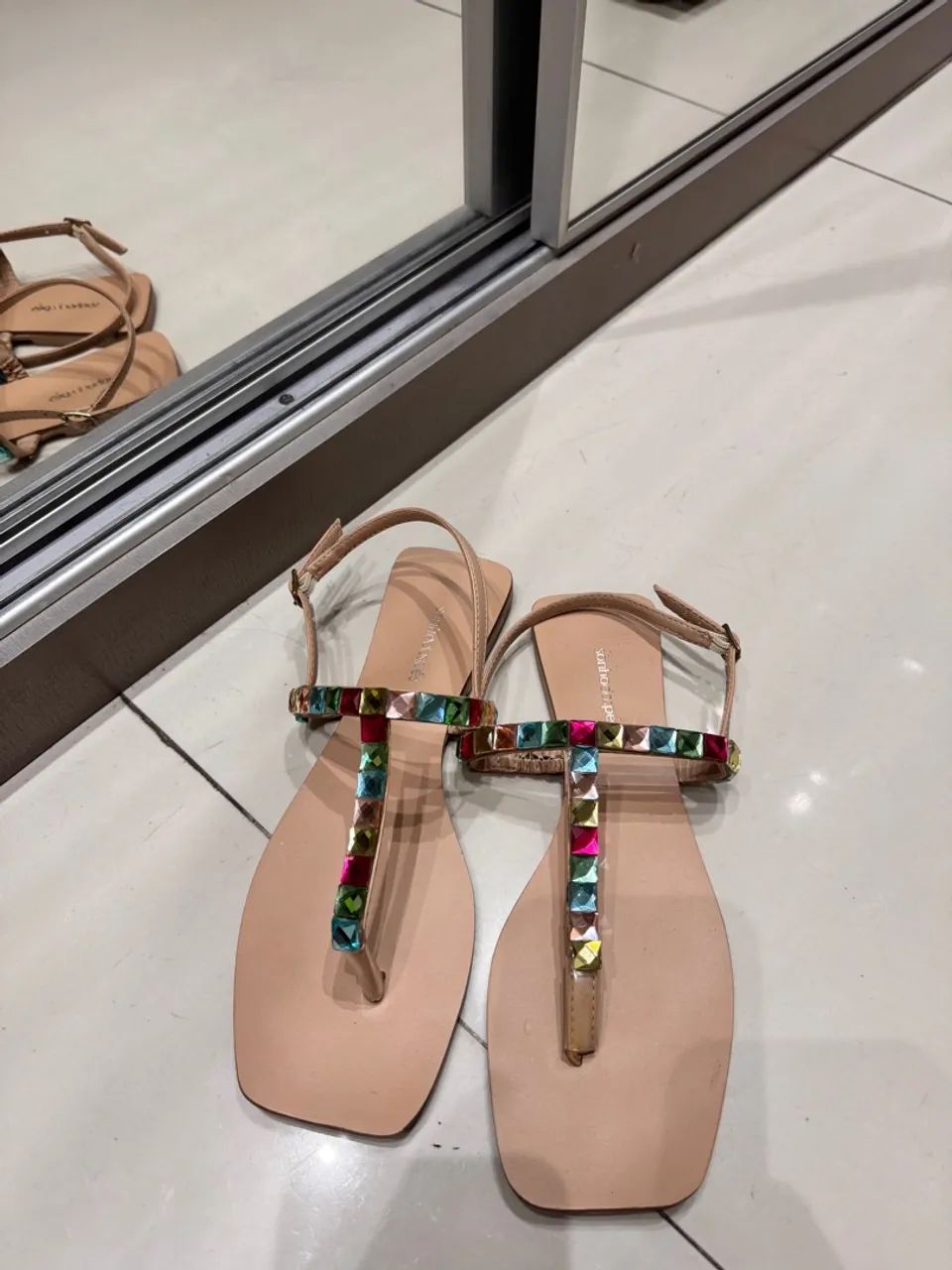 Sandália rasteirinha com detalhes coloridos