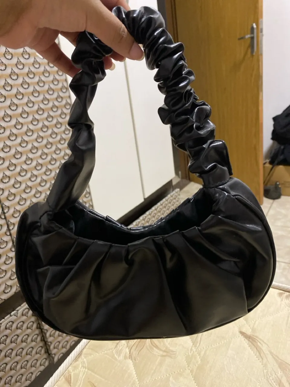 Bolsa de mão preta com alça franzida - Elegância e Estilo!