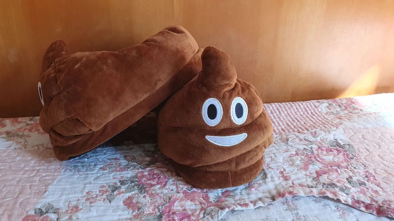 Pantufas Emoji de Cocô - Tamanho Único - Foto 2