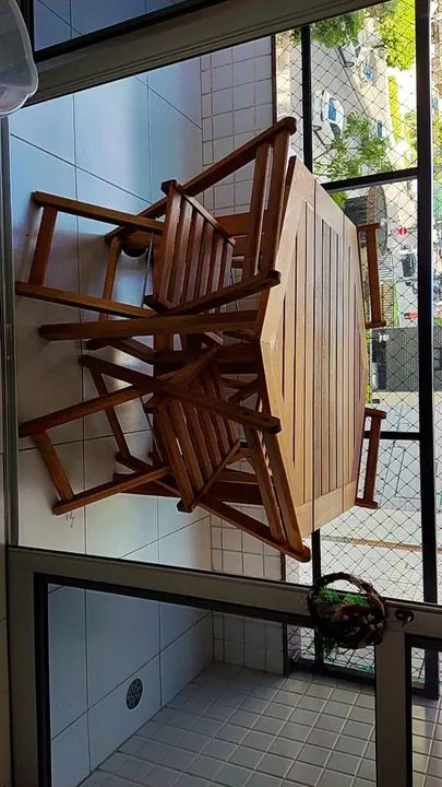 Mesa com cadeiras em madeira  - Foto 5