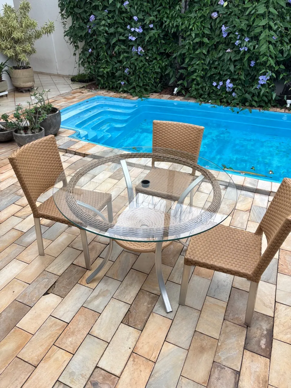 Mesa de vidro + cadeiras de fibra
