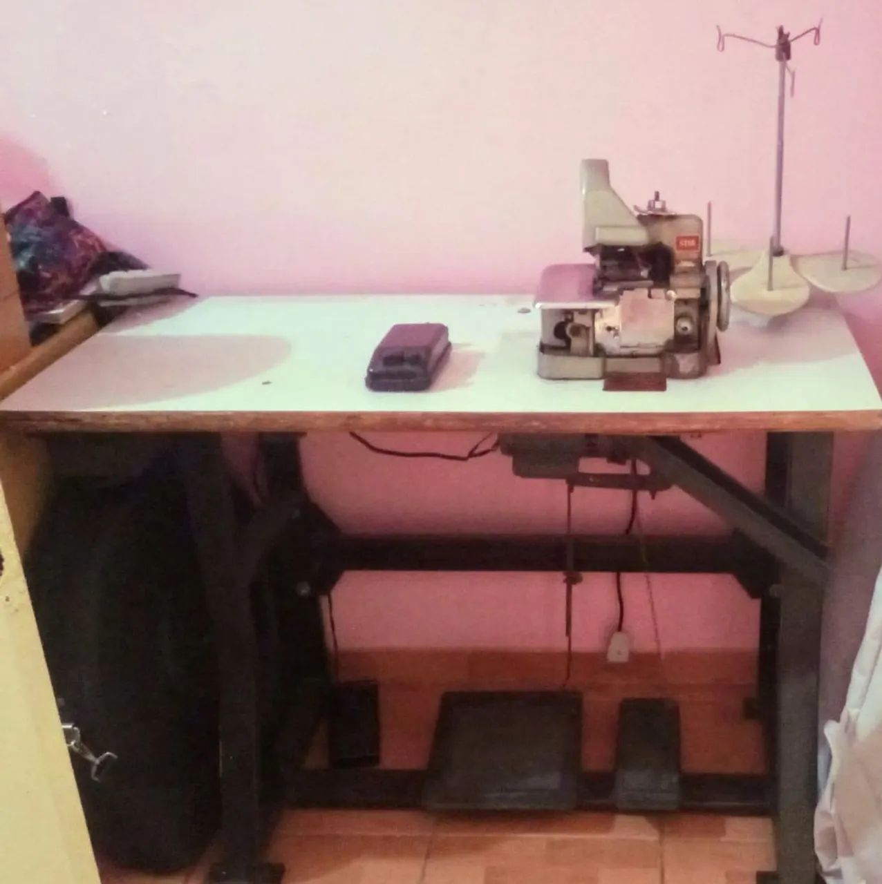 Máquina de Costura Overlock Antiga