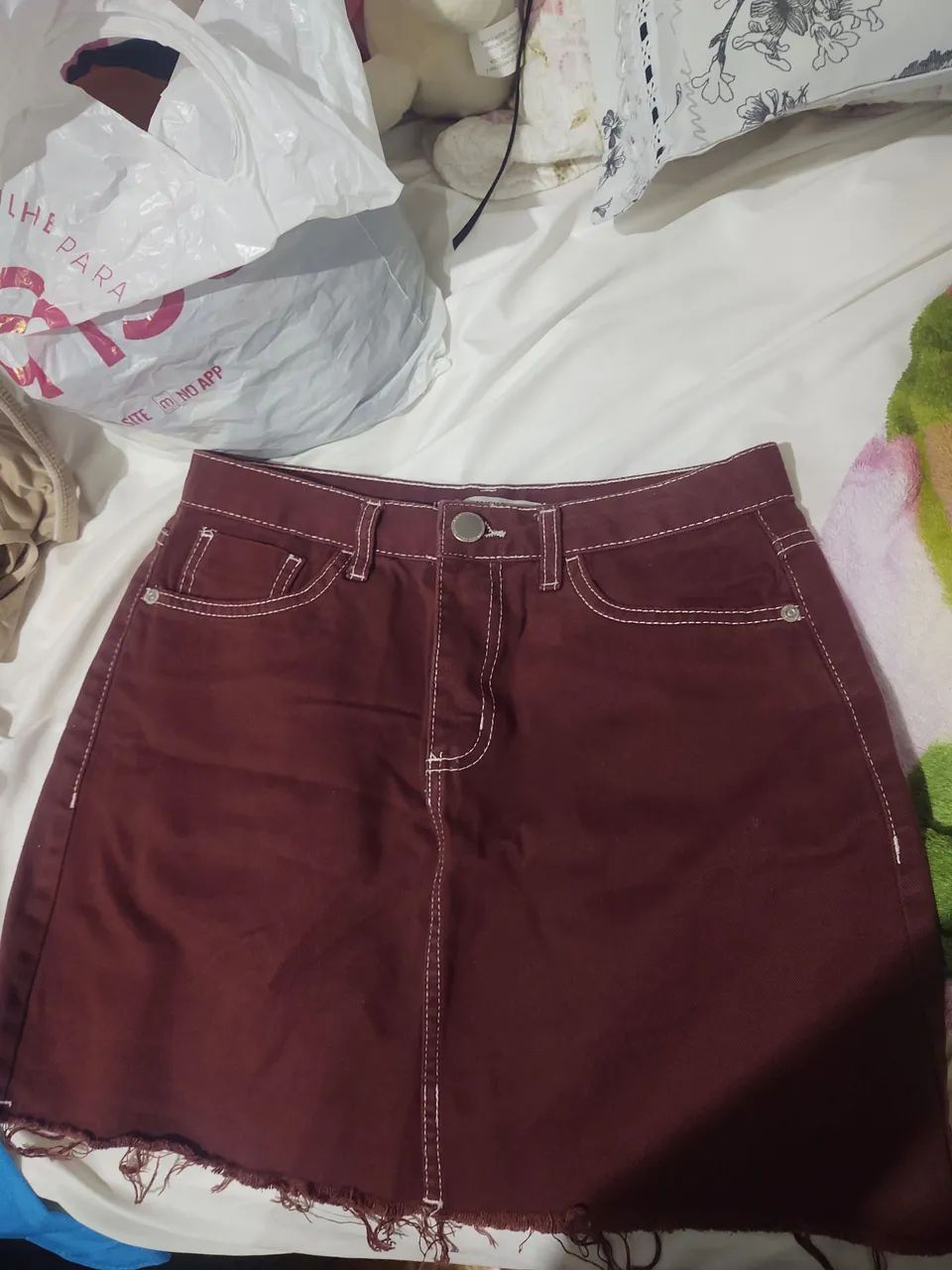 Saia Jeans Bordô com Detalhes em Branco C&A