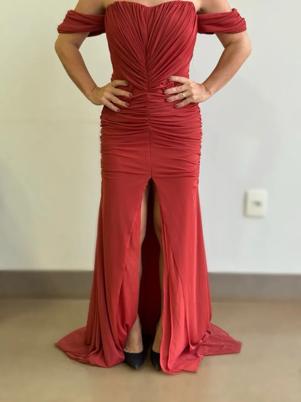 Vestido de festa decote ombro a ombro, cor terracota.