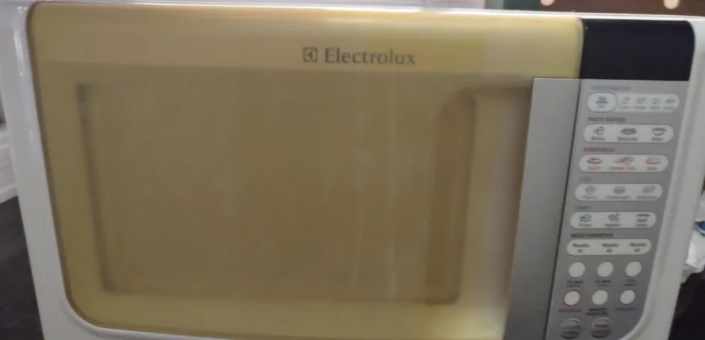 micro ondas Eletrolux funciona 100% -Doação( tem vários pontos de ferrugem,)