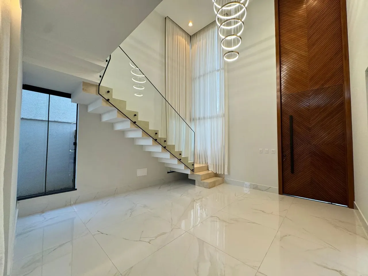 Casa com 4 suítes em Condomínio