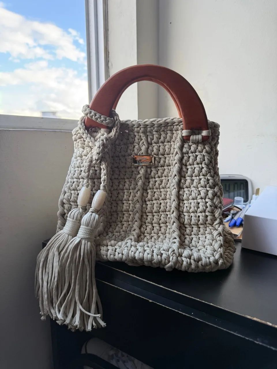 Bolsa de Mão Artesanal com Detalhes em Madeira